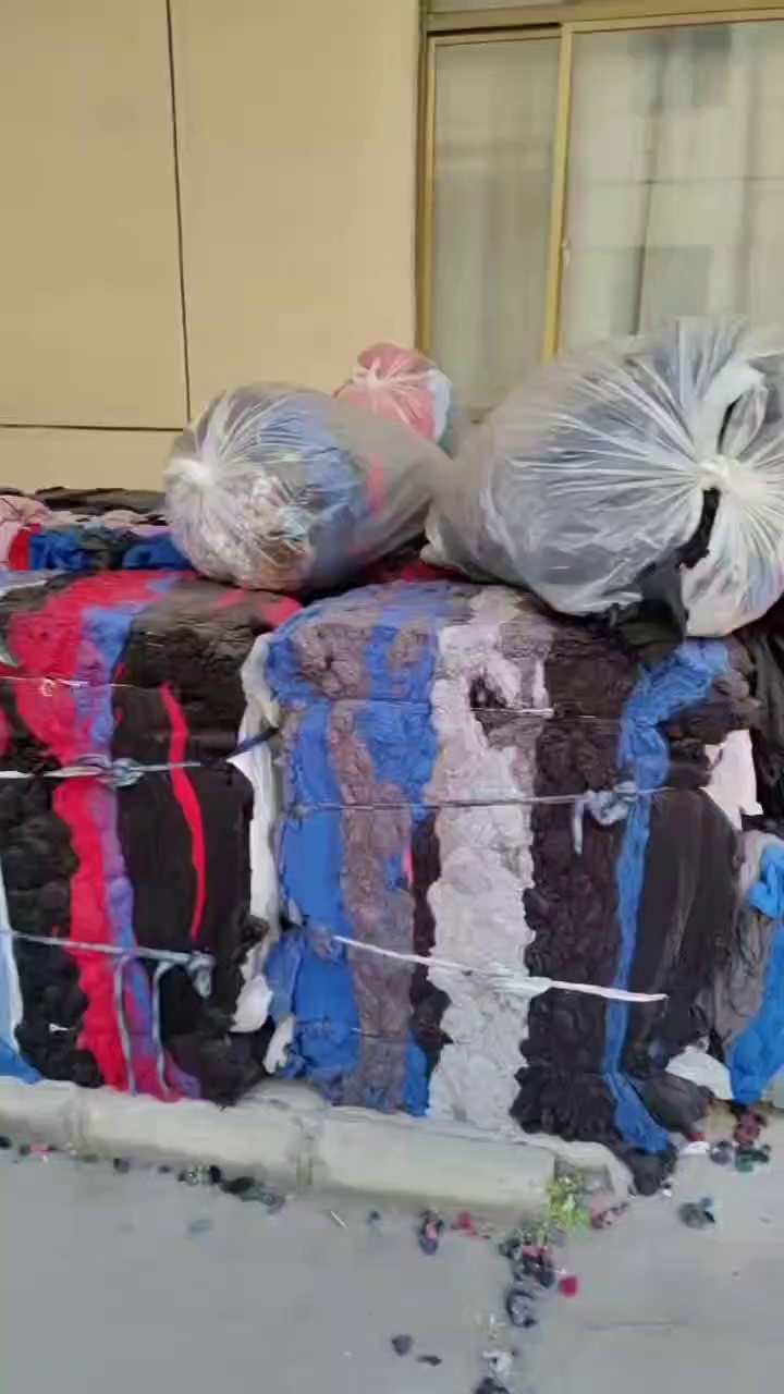 长期出售涤纶毛毛料，涤纶磨毛料，货在浙江嘉兴