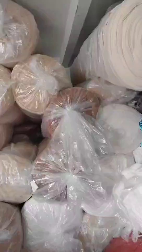 出售涤纶废布，涤纶边角料，有白色跟什色，现货十吨左右