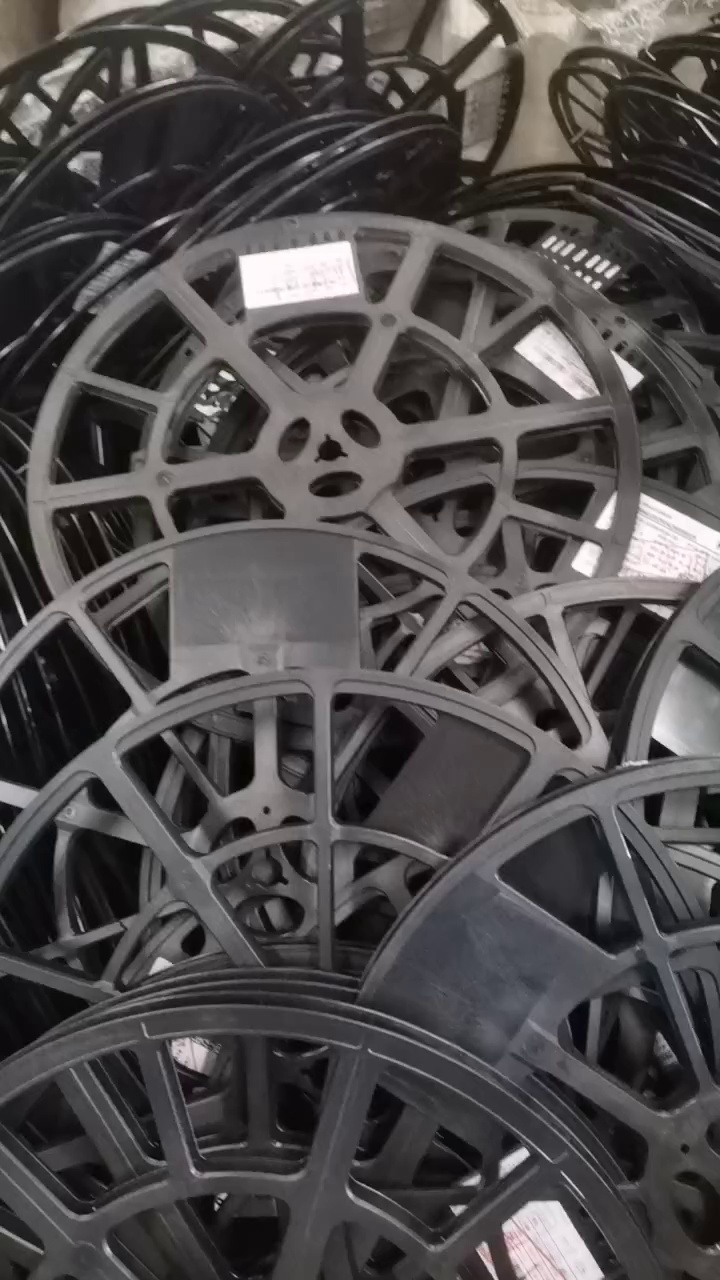 出售合金电子圆盘废料，也能出破碎料，现货二十多吨，长期有货