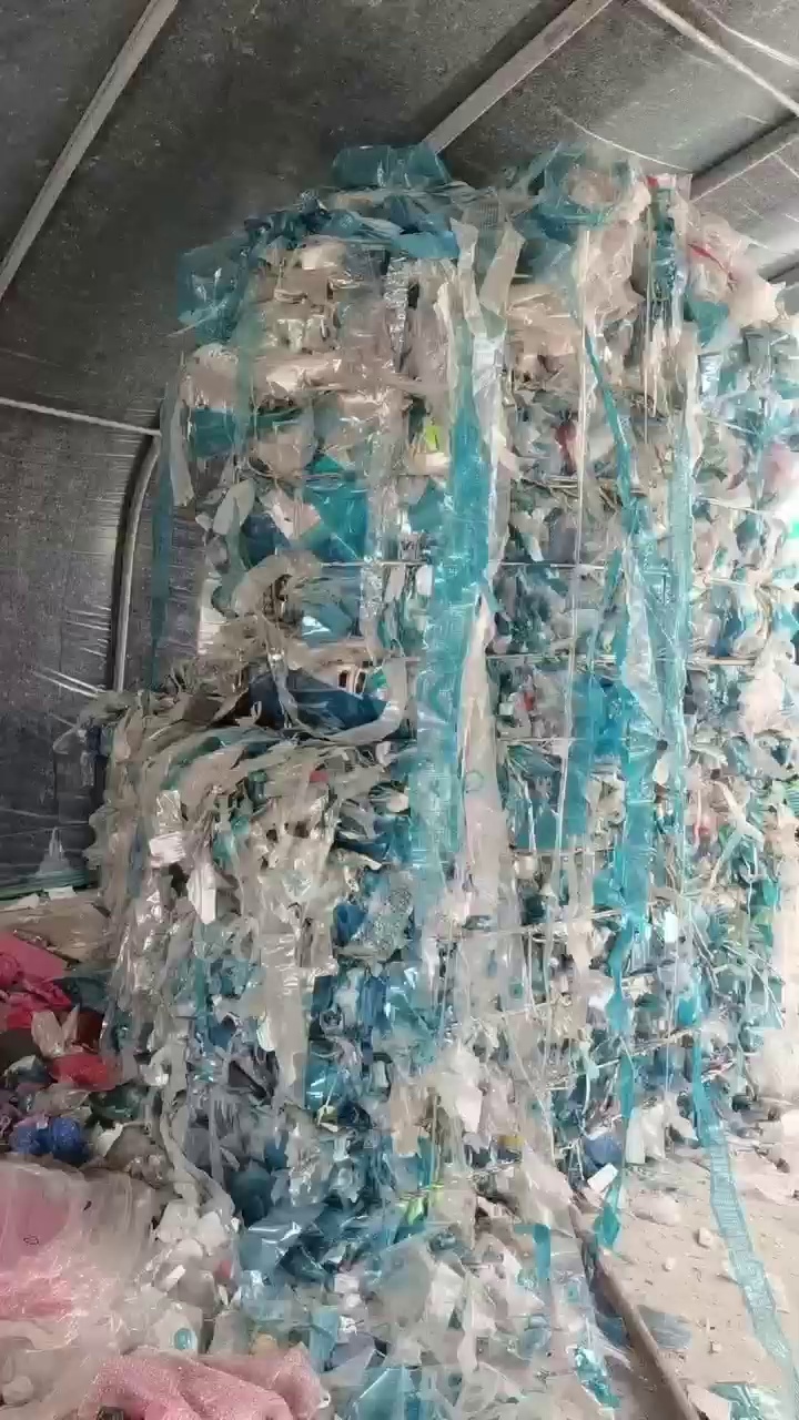 出售无胶PET膜压包料，透明七八吨，蓝色和透明一起压的十几吨