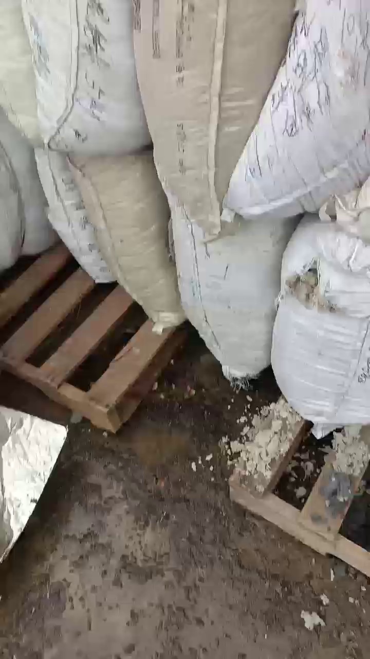 长期回收涤棉毛毛料，混着沥青铺设道路使用，厂在江苏盐城