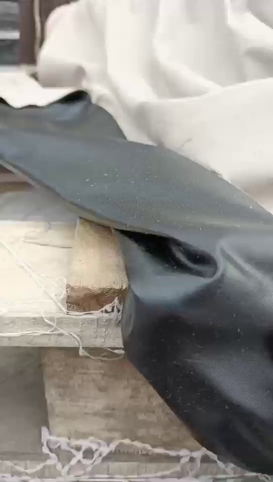 长期出售库存布，一面春亚纺，一面小羊皮，现货15万米，货在江苏苏州