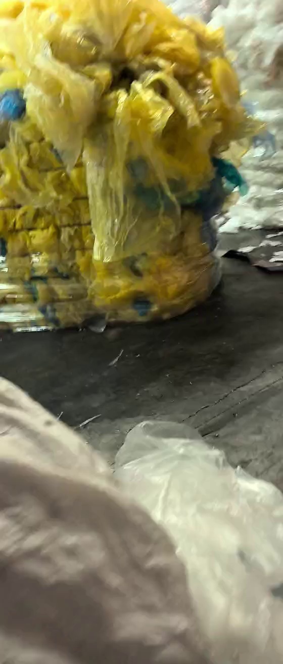 出售干造花高压膜废料，有黄的，红的，黑的，现货十来吨，还有干造花高压边角料