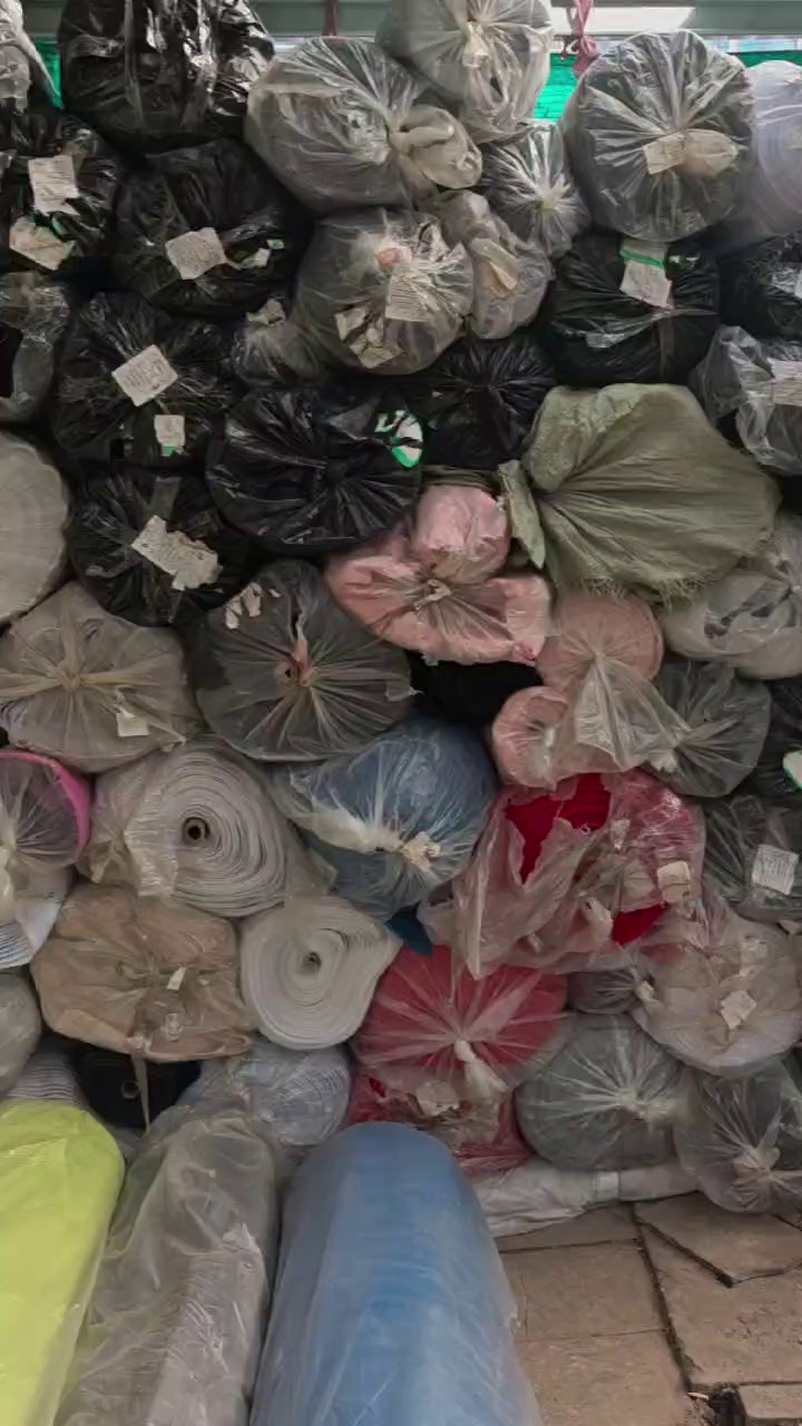 现货处理一批库存布，三明治有10吨，网布有3吨，货在江苏苏州