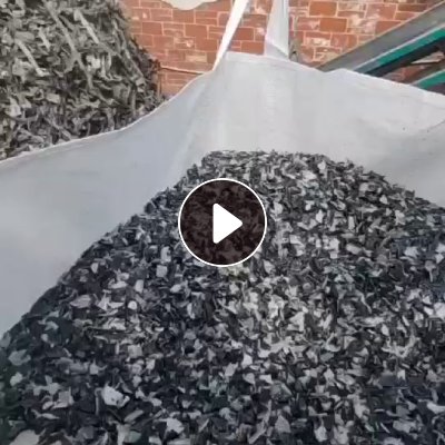 出售拆车厂下来的PE油箱破碎料，现货七八吨，长期有货