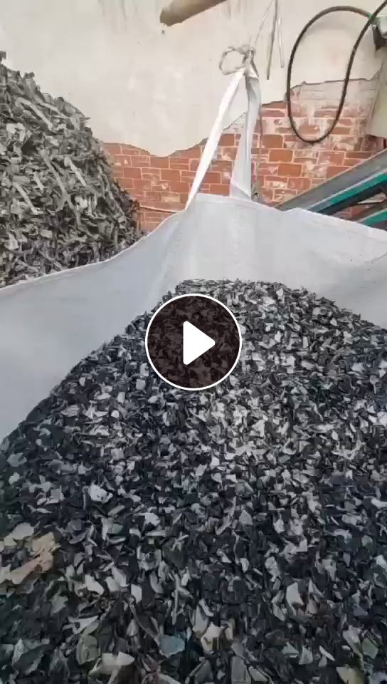 出售拆车厂下来的PE油箱破碎料，现货七八吨，长期有货