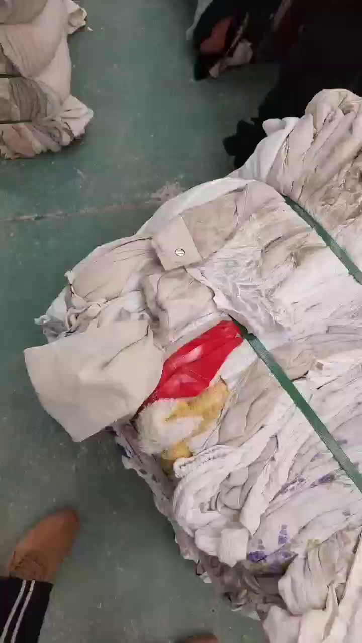 长期大量出售旧衣服大白，现货30-40吨，厂在云南昆明
