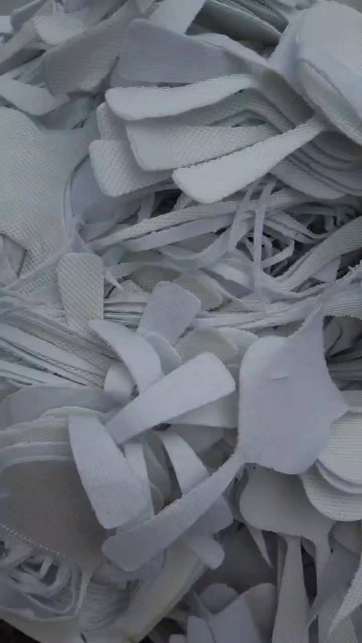 长期出售纯涤纶的鞋帮布，很多种颜色，每天十几二十吨，厂在浙江温州