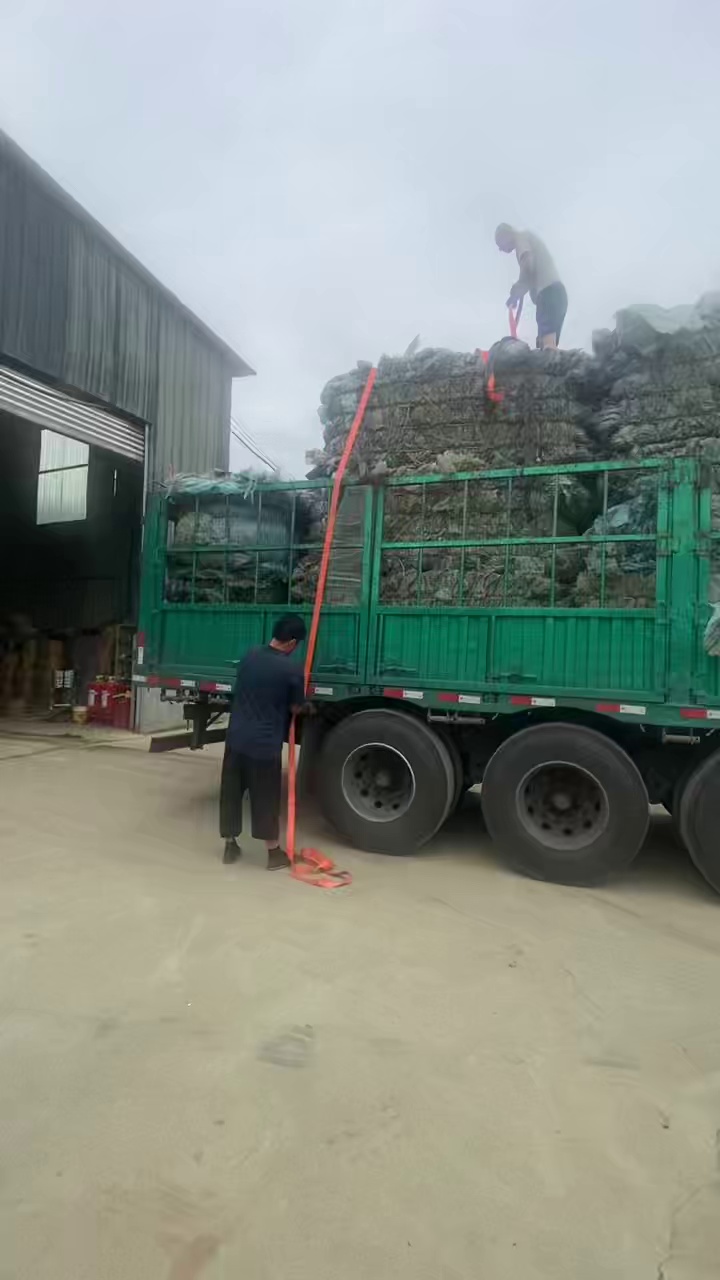 出售废旧大棚膜废料，都是草莓膜，现货一挂