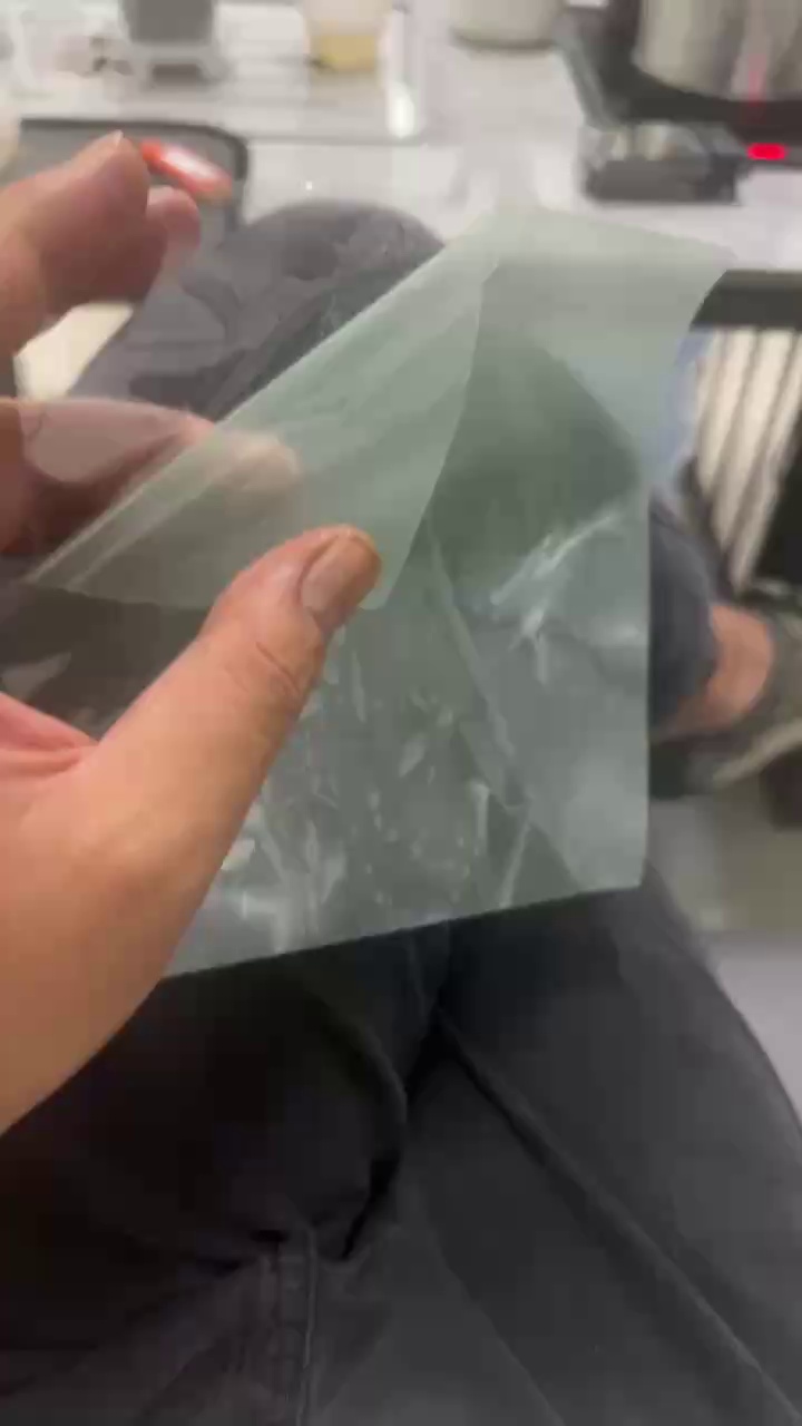 厂家出售PET膜废料，带胶的（复合膜，可分离，现货几吨），不带胶都有，也有全新的