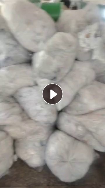 出售塑料膜，之前装桶的，里面有水分，现货几十吨