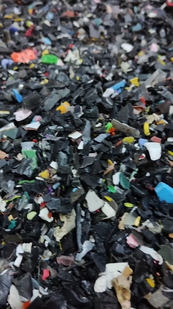 出售清洗的黑丙破碎料