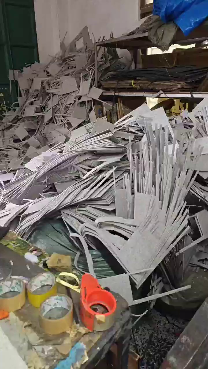 长期出售无纺布厂下来的涤纶边角料，每个月40吨左右，造粒用，货在广东东莞