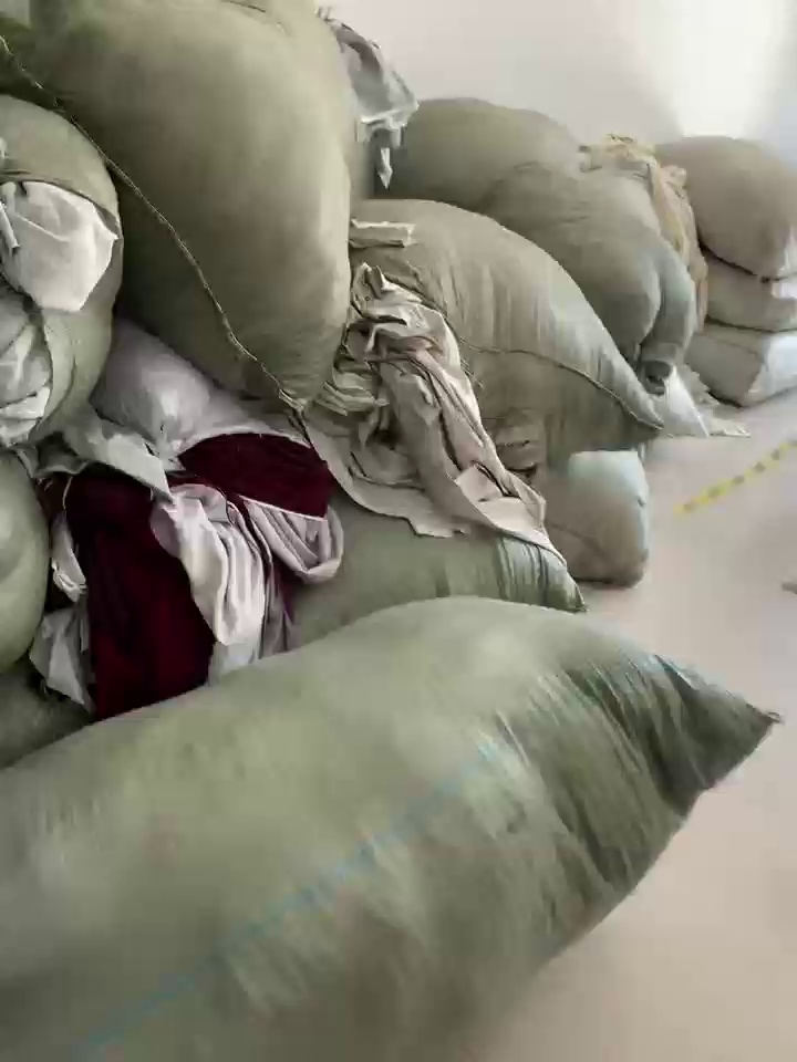 长期出售涤棉擦机布，涤棉布块，有分黑色和杂色，现货有三四吨，货在浙江金华