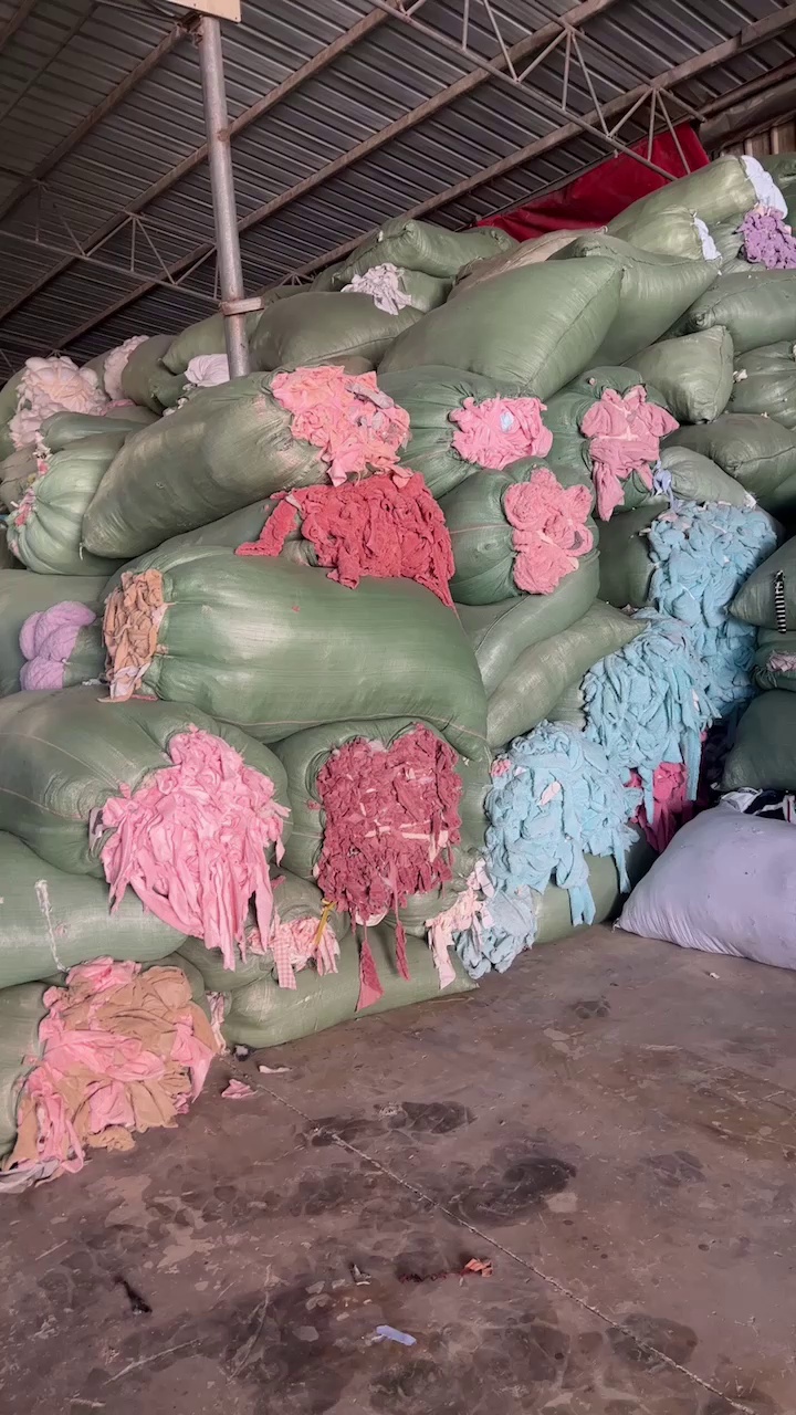 长期出售涤纶废布，氨纶废布，化纤布，造粒布等，月供一百吨，货在广东揭阳