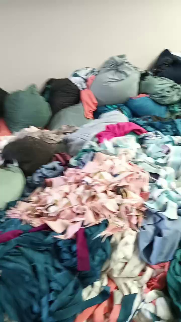 长期出售的绒布下脚料，涤锦废布，涤锦边角料，含锦5%左右，现货9.6米一车