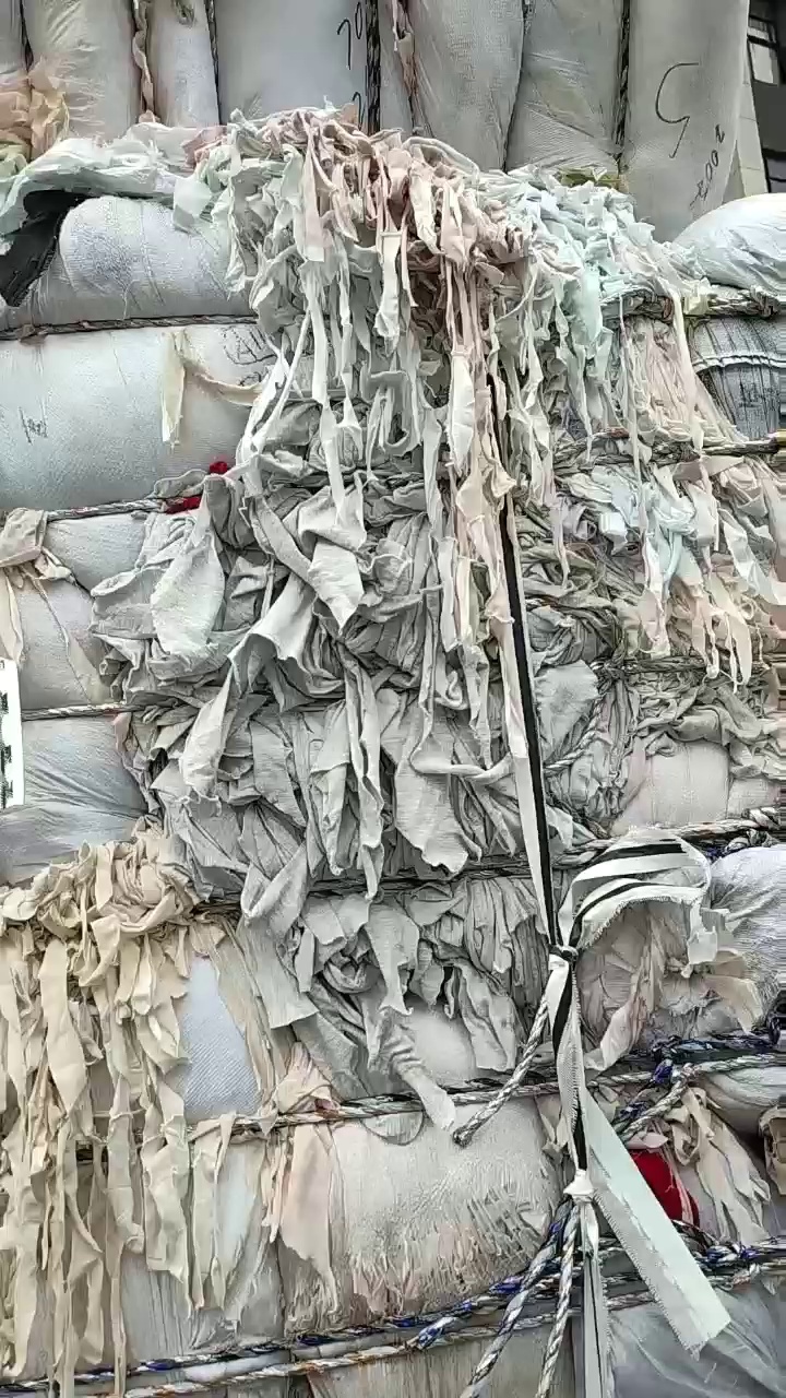 长期出售涤纶碎布，涤纶废布，能开花，跟造粒的都有，货在浙江金华