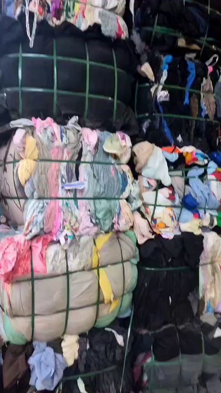 长期出售压包好的旧衣服黑料，旧衣服，燃烧料，现货一百吨左右