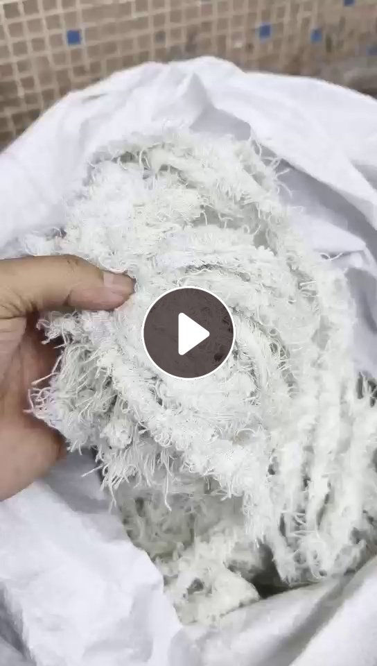 长期出售牛仔厂裁床下来的涤棉牛仔布边纱，有白色的，也有黑色的，每个月100吨左右，货在广东东莞