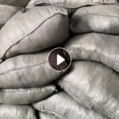 长期出售牛仔碎布，牛仔废布，有涤棉牛仔和纯棉牛仔，涤棉的含棉量约84，月供三四十吨，货在安徽安庆