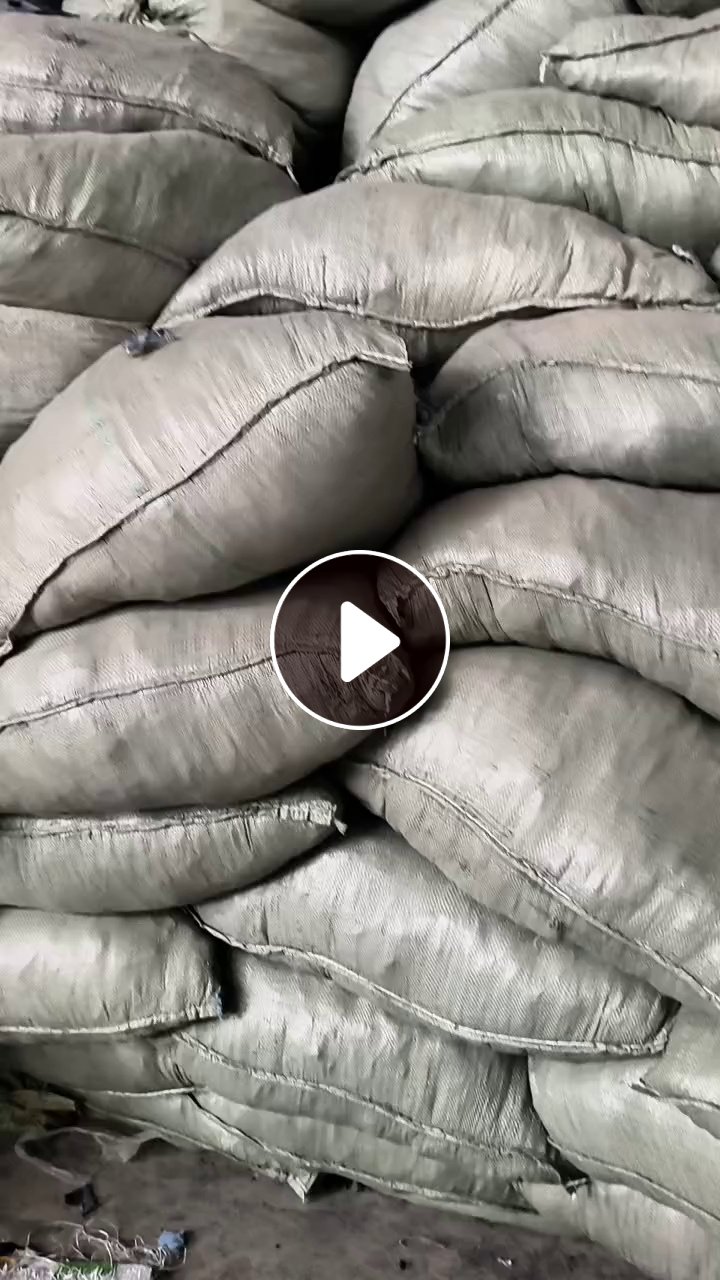 长期出售牛仔碎布，牛仔废布，有涤棉牛仔和纯棉牛仔，涤棉的含棉量约84，月供三四十吨，货在安徽安庆