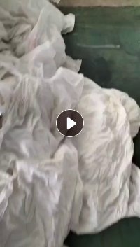 长期出售白色的涤纶废布，涤纶边角料，涤棉废布，带浆，统货走，月供百来吨