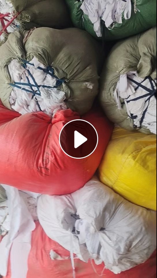 长期出售漂白涤棉废布，漂白开花料，针织梭织都在一起，现货有9.6米一车，货在广东佛山