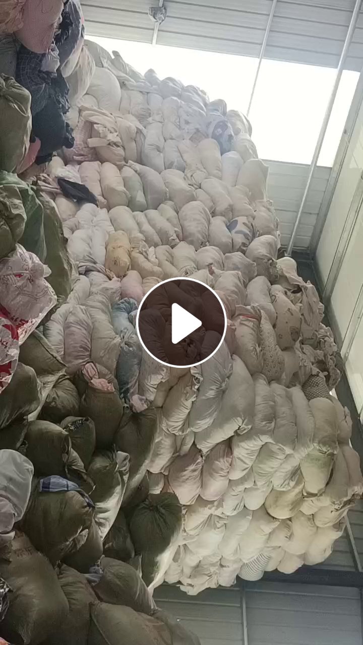 长期出售旧衣服黑料，下脚料，燃烧料，月供20-30吨，货在山东临沂
