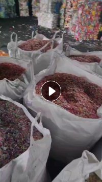 长期出售分色丙破碎料，悬浮地板，涂料桶，垃圾桶，月供80吨