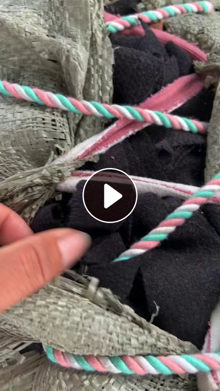 长期出售杂色的涤棉废布，涤棉边角料，含棉40左右，现货50吨左右