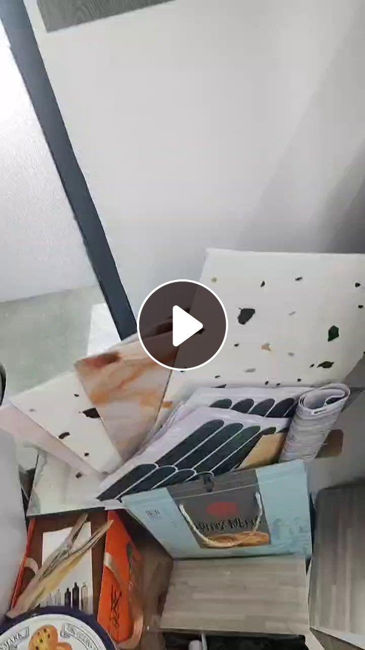 出售PVC墙纸毛料，有带胶，复pet膜，有的有xpe发泡胶在上面，月供10吨