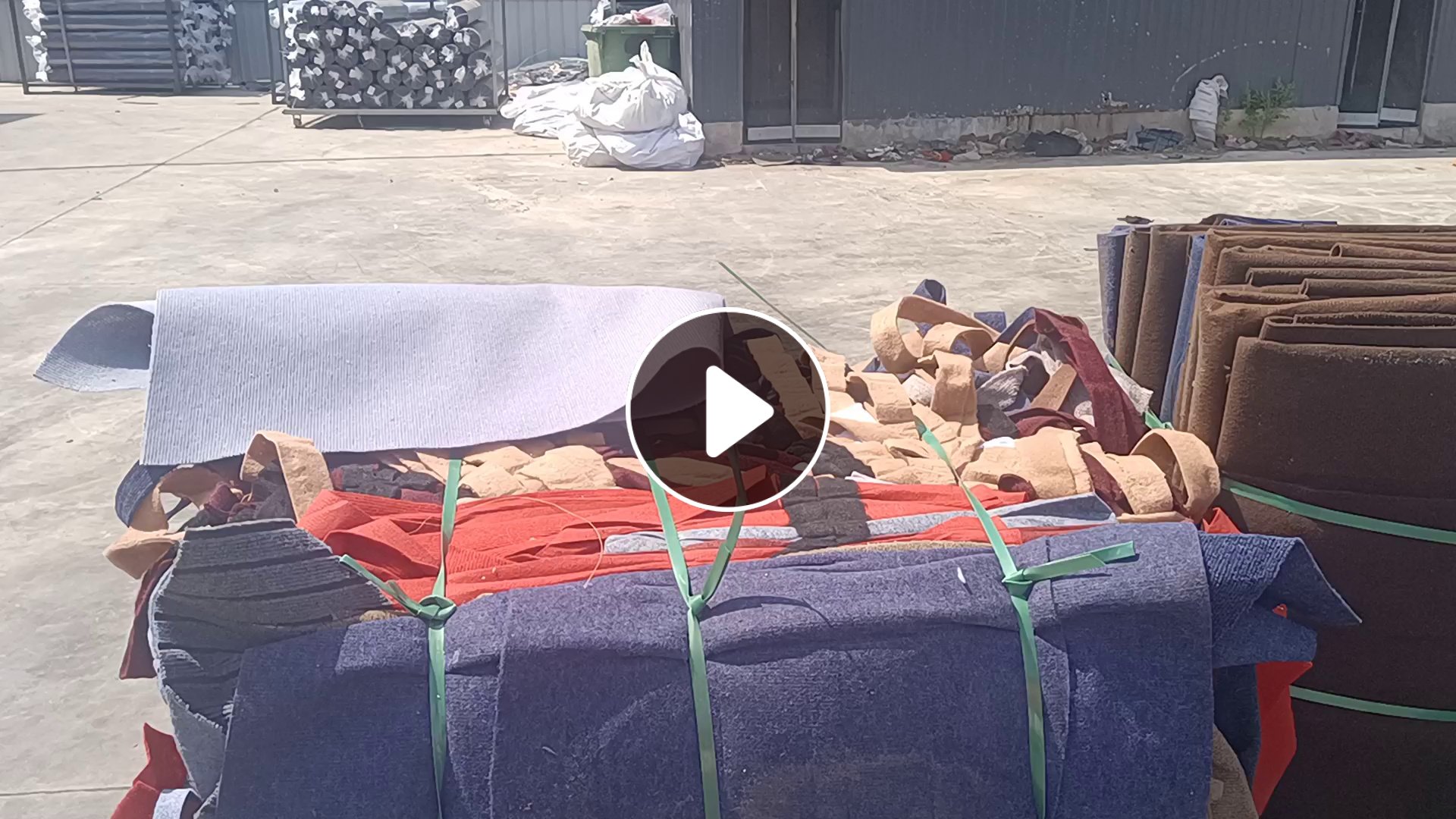 长期出售地毯厂下来的地毯边料，带点胶，每个月30吨左右