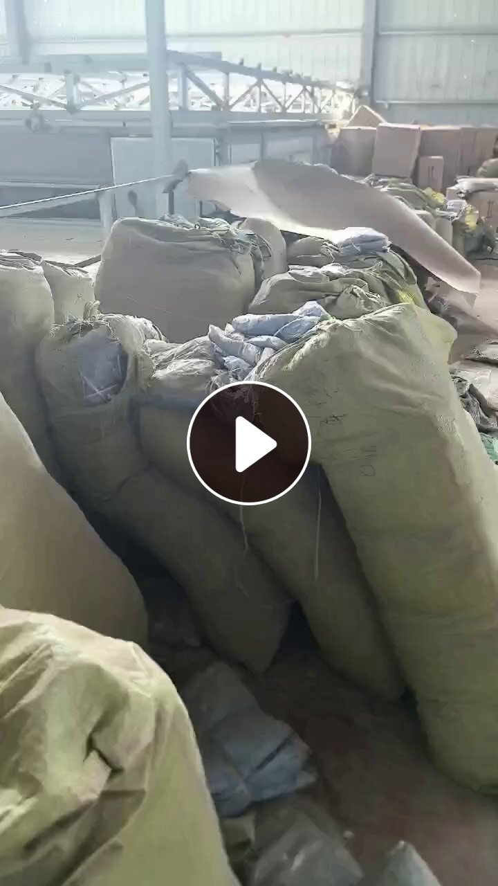 长期出售服装厂下来的涤纶废布，涤纶边角料，灰色，蓝色比较多，现货七八吨