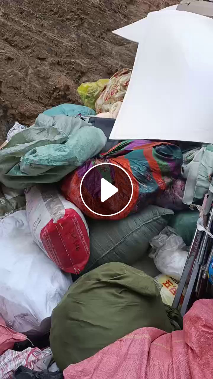 长期出售旧衣服黑料，黑料，燃烧料，现货七八吨