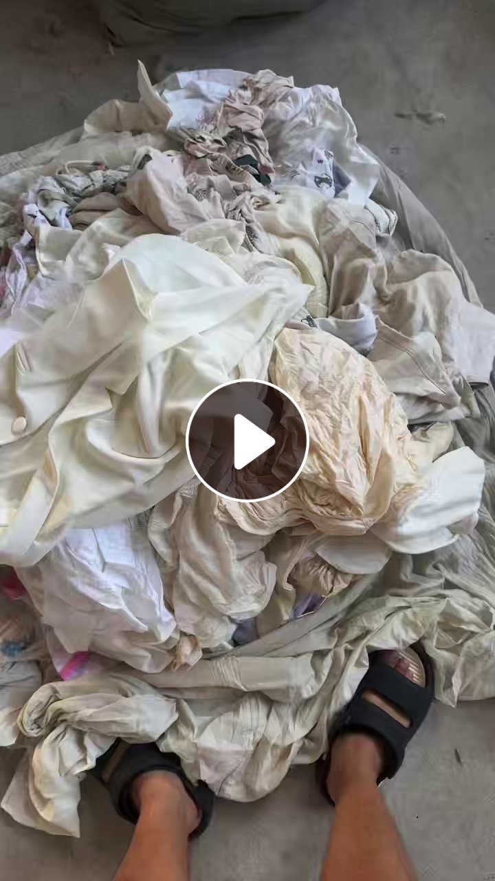 旧衣服分拣厂长期出售旧衣服白料，统白，开花料，现货够6.8米一车，货在江苏泰州