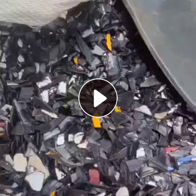 出售保险杠破碎料，汽车内饰破碎料，清洗甩干的，月供300吨