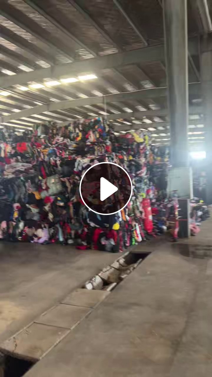 回收大量的旧衣服黑料，厂在湖北荆门