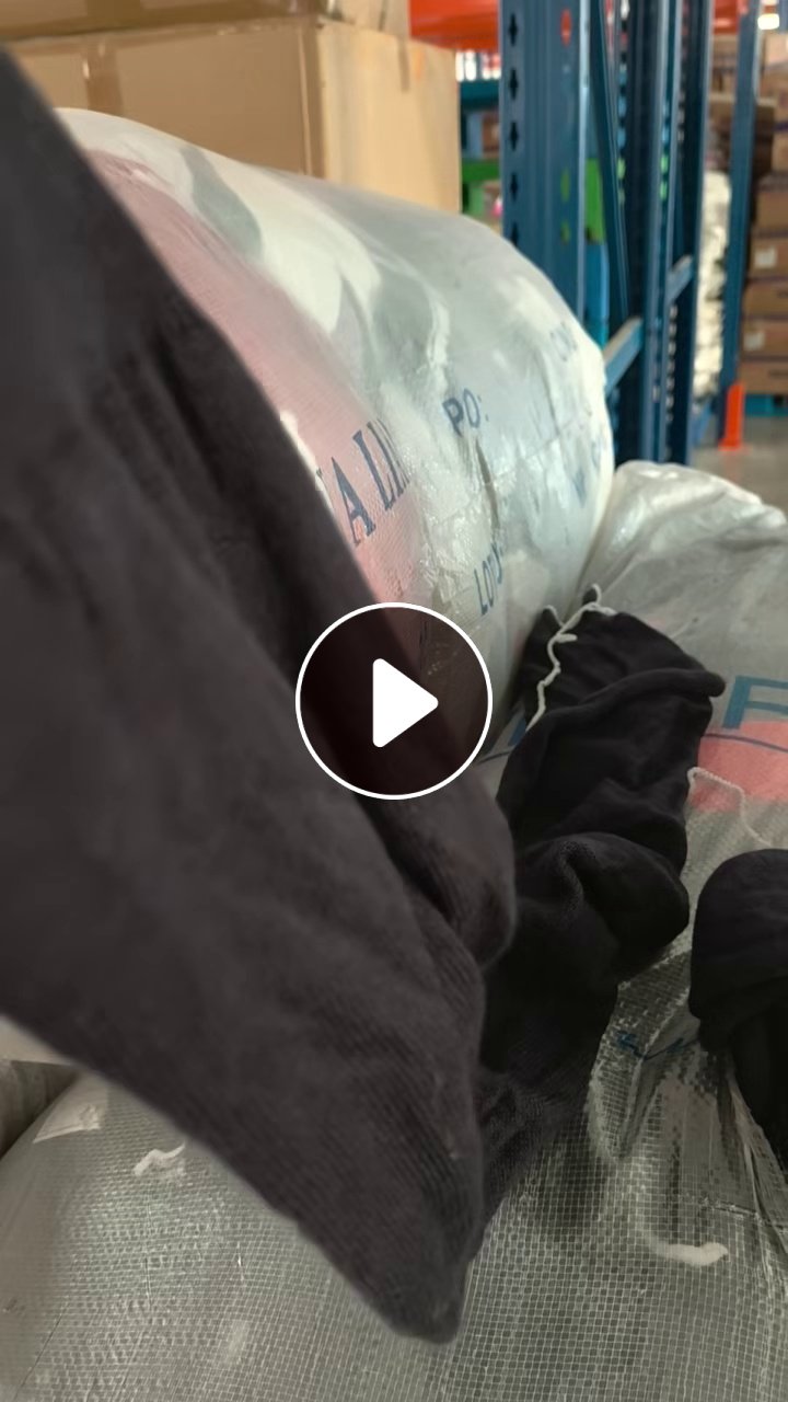 长期出售毛衣厂下来的毛衣片，毛衣下脚料，白色月供六七吨，杂色比较多