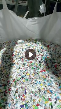 出售花色PP美缝剂胶管破碎料，白色占比七成，长期有货