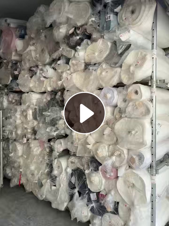 出售白色的涤纶拉丝料，涤纶卷材布，涤纶布，百分之80都是白色的，现货9.6米一车