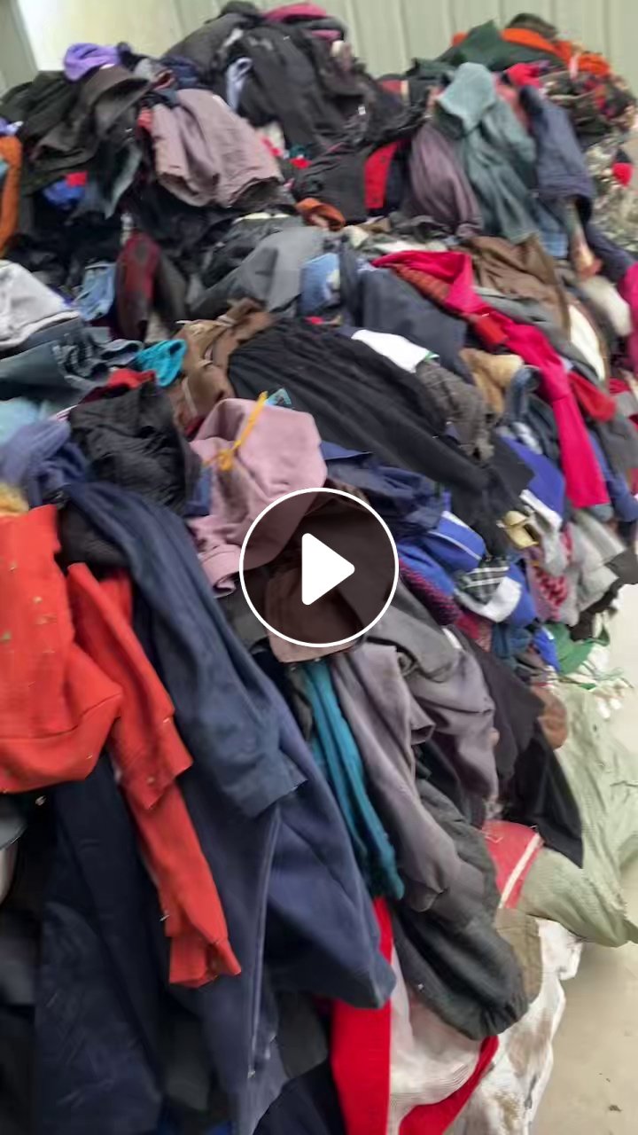 长期出售旧衣服分拣货，黑料，下脚料，现货四五吨，货在河北邯郸