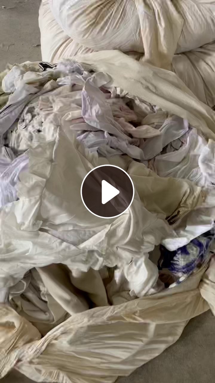 长期出售旧衣服分拣货，大白30多吨，二白30多吨，纯涤纶旧衣服2吨