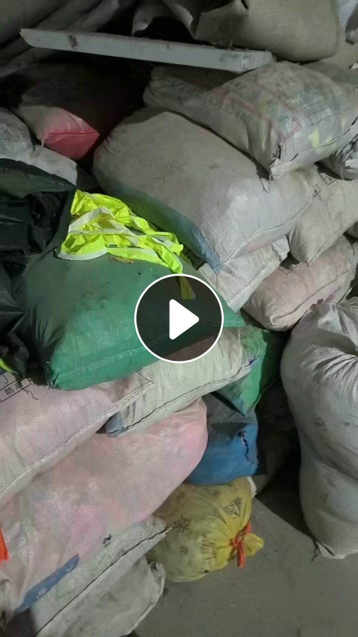 长期出售涤纶复合PVC雨衣边角料，pvc雨衣料，可做交通设施，现货三十吨左右