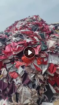 长期出售衣服上面裁剪下来的涤纶废布，化纤布，造粒差料，现货有30吨，货在江苏盐城