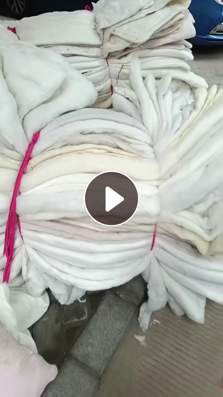 长期出售棉被统货，丝绵被，棉花被，化纤棉被，丝绵比较多，现货4.2米一车