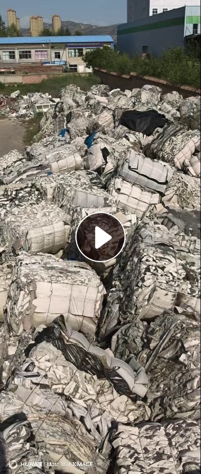 现货低价处理一批地毯边角料，地毯厂下来的，有羊毛什么材质都有，现货100多吨，货在青海西宁
