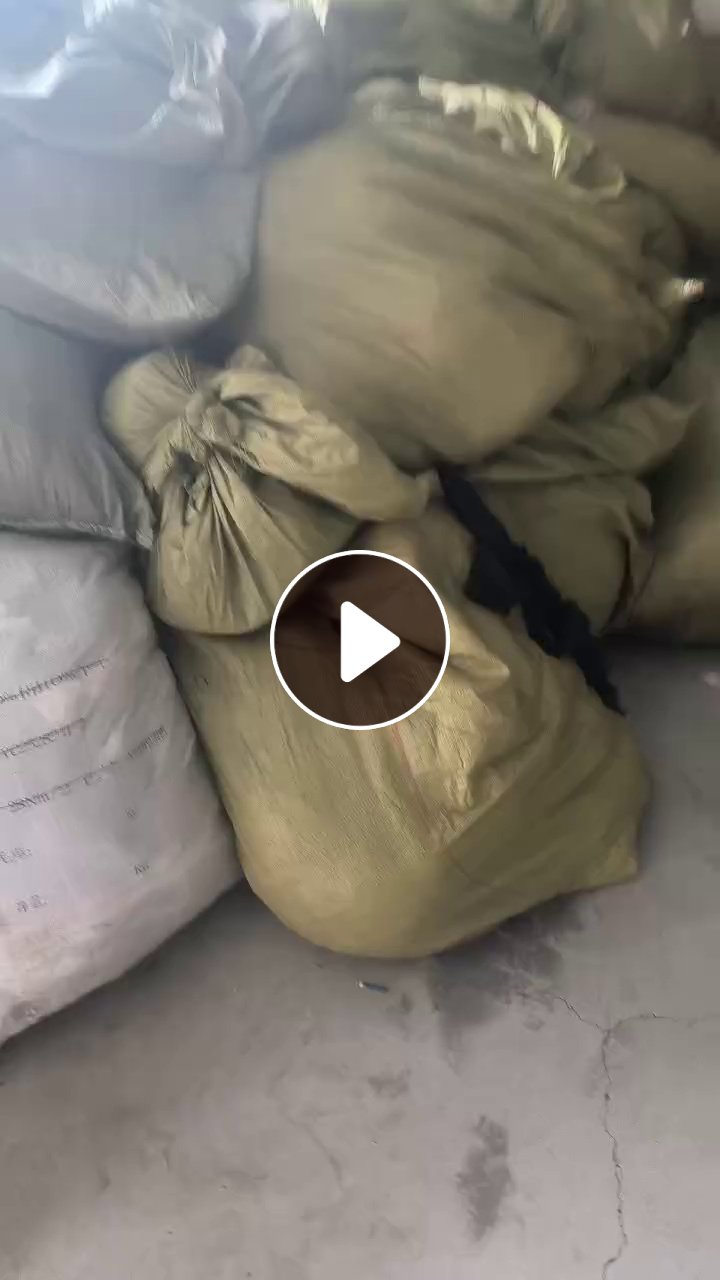 长期出售纺纱厂下来的羊毛回丝，羊毛下脚料，含70，80的毛，含涤，现货五六吨