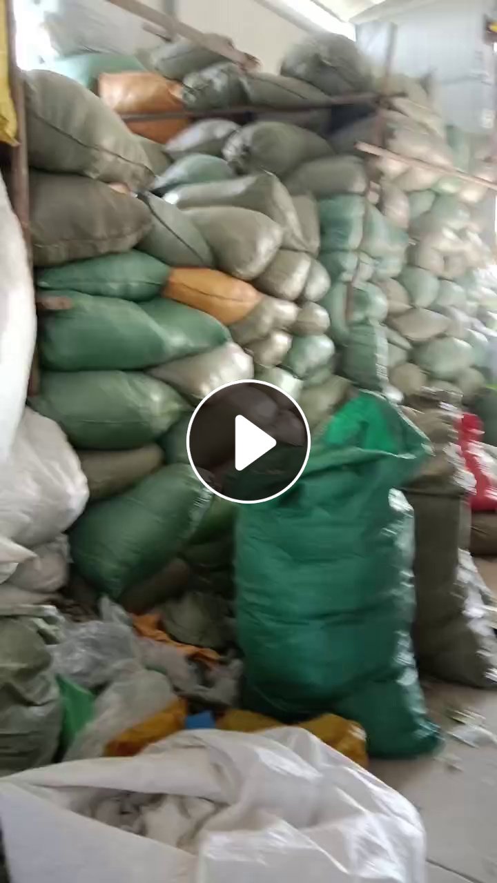 长期出售服装厂下脚料，废布料白拉丝黑拉丝，白烟布，丝绵等，厂在云南芒市