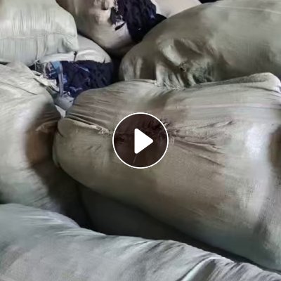 长期出售摇粒绒边角料摇粒绒下脚料，上衣厂下来的，纯涤纶的，可以造粒用，每个月有40吨左右