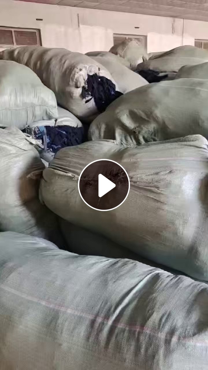 长期出售摇粒绒边角料摇粒绒下脚料，上衣厂下来的，纯涤纶的，可以造粒用，每个月有40吨左右